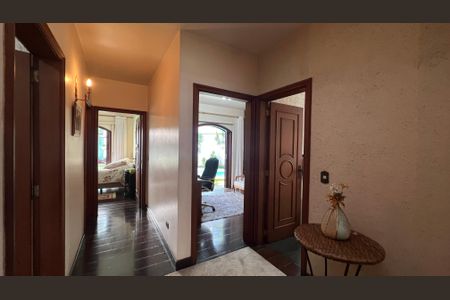 Casa à venda com 485m², 4 quartos e 4 vagas Casa à venda com 485m², 4 quartos e 4 vagasCorredor