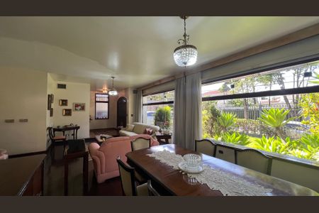 Casa à venda com 485m², 4 quartos e 4 vagas Casa à venda com 485m², 4 quartos e 4 vagasSala de Jantar