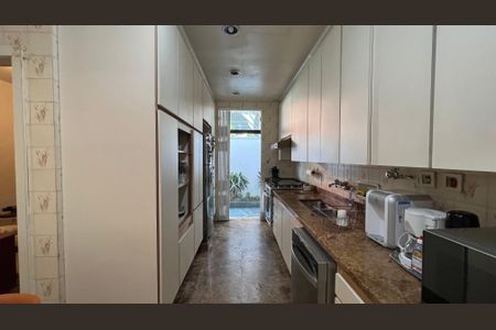 Casa à venda com 485m², 4 quartos e 4 vagas Casa à venda com 485m², 4 quartos e 4 vagasCozinha