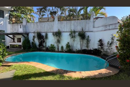 Casa à venda com 485m², 4 quartos e 4 vagas Casa à venda com 485m², 4 quartos e 4 vagasPiscina