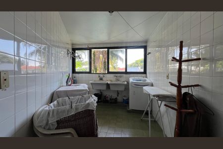 Casa à venda com 485m², 4 quartos e 4 vagas Casa à venda com 485m², 4 quartos e 4 vagasLavanderia