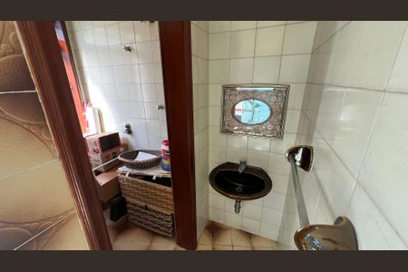 Casa à venda com 485m², 4 quartos e 4 vagas Casa à venda com 485m², 4 quartos e 4 vagasBanheiro do salão