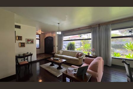 Casa à venda com 485m², 4 quartos e 4 vagas Casa à venda com 485m², 4 quartos e 4 vagasSala