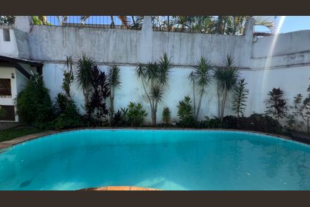 Casa à venda com 485m², 4 quartos e 4 vagas Casa à venda com 485m², 4 quartos e 4 vagasPiscina