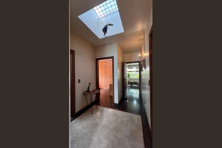 Casa à venda com 485m², 4 quartos e 4 vagas Casa à venda com 485m², 4 quartos e 4 vagasCorredor