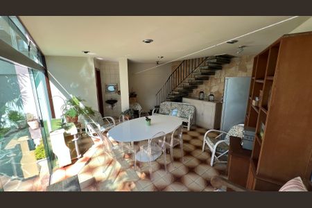 Casa à venda com 485m², 4 quartos e 4 vagas Casa à venda com 485m², 4 quartos e 4 vagasÁrea comum - Salão