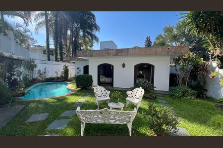 Casa à venda com 485m², 4 quartos e 4 vagas Casa à venda com 485m², 4 quartos e 4 vagasQuintal