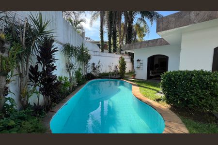 Casa à venda com 485m², 4 quartos e 4 vagas Casa à venda com 485m², 4 quartos e 4 vagasPiscina