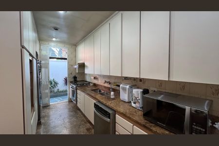 Casa à venda com 485m², 4 quartos e 4 vagas Casa à venda com 485m², 4 quartos e 4 vagasCozinha