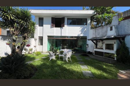 Casa à venda com 485m², 4 quartos e 4 vagas Casa à venda com 485m², 4 quartos e 4 vagasQuintal