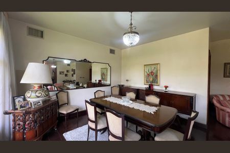 Casa à venda com 485m², 4 quartos e 4 vagas Casa à venda com 485m², 4 quartos e 4 vagasSala de Jantar