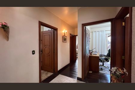 Casa à venda com 485m², 4 quartos e 4 vagas Casa à venda com 485m², 4 quartos e 4 vagasCorredor