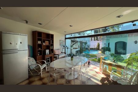 Casa à venda com 485m², 4 quartos e 4 vagas Casa à venda com 485m², 4 quartos e 4 vagasÁrea comum - Salão