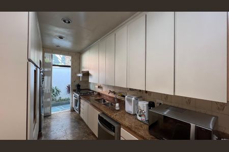 Casa à venda com 485m², 4 quartos e 4 vagas Casa à venda com 485m², 4 quartos e 4 vagasCozinha