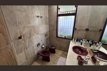 Casa à venda com 485m², 4 quartos e 4 vagas Casa à venda com 485m², 4 quartos e 4 vagasBanheiro da Suíte