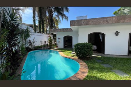 Casa à venda com 485m², 4 quartos e 4 vagas Casa à venda com 485m², 4 quartos e 4 vagasPiscina