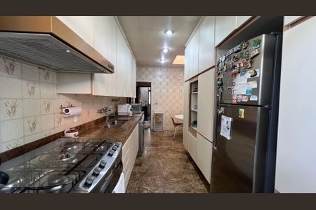 Casa à venda com 485m², 4 quartos e 4 vagas Casa à venda com 485m², 4 quartos e 4 vagasCozinha