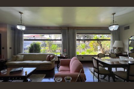 Casa à venda com 485m², 4 quartos e 4 vagas Casa à venda com 485m², 4 quartos e 4 vagasSala