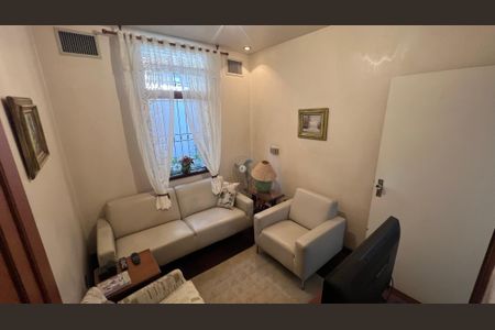 Casa à venda com 485m², 4 quartos e 4 vagas Casa à venda com 485m², 4 quartos e 4 vagasSala de TV