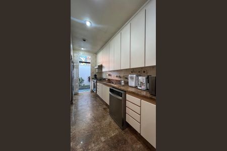 Casa à venda com 485m², 4 quartos e 4 vagas Casa à venda com 485m², 4 quartos e 4 vagasCozinha