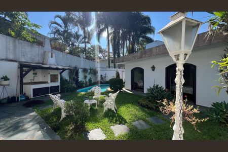 Casa à venda com 485m², 4 quartos e 4 vagas Casa à venda com 485m², 4 quartos e 4 vagasQuintal