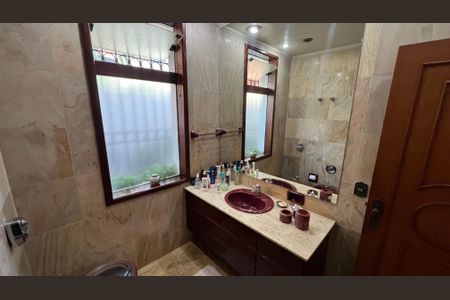 Casa à venda com 485m², 4 quartos e 4 vagas Casa à venda com 485m², 4 quartos e 4 vagasBanheiro da Suíte