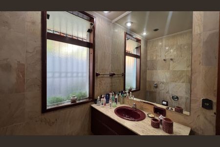 Casa à venda com 485m², 4 quartos e 4 vagas Casa à venda com 485m², 4 quartos e 4 vagasBanheiro da Suíte