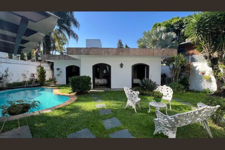 Casa à venda com 485m², 4 quartos e 4 vagas Casa à venda com 485m², 4 quartos e 4 vagasQuintal