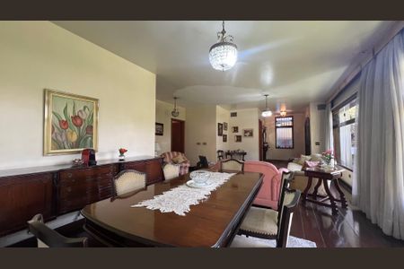 Casa à venda com 485m², 4 quartos e 4 vagas Casa à venda com 485m², 4 quartos e 4 vagasSala de Jantar