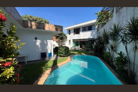 Casa à venda com 485m², 4 quartos e 4 vagas Casa à venda com 485m², 4 quartos e 4 vagasPiscina