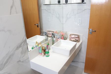 Casa de condomínio para alugar com 380m², 4 quartos e 3 vagasBanheiro da Suíte 1