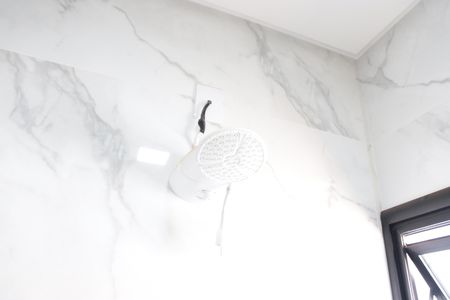 Casa de condomínio para alugar com 380m², 4 quartos e 3 vagasBanheiro da Suíte 3