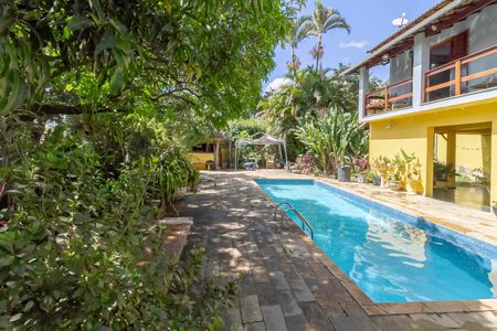 Casa à venda com 1000m², 3 quartos e 6 vagas Casa à venda com 1000m², 3 quartos e 6 vagasQuintal