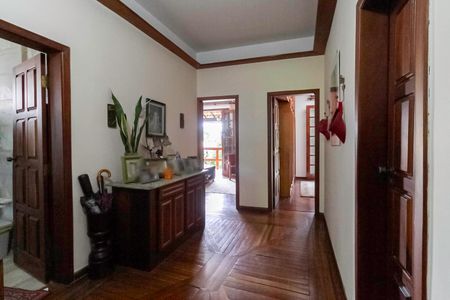 Casa à venda com 1000m², 3 quartos e 6 vagas Casa à venda com 1000m², 3 quartos e 6 vagasCorredor