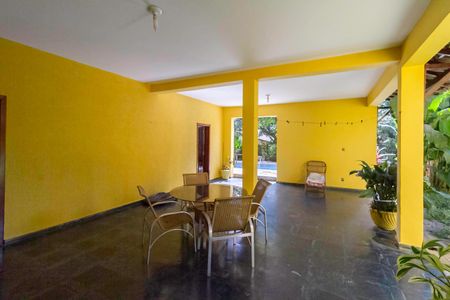 Casa à venda com 1000m², 3 quartos e 6 vagas Casa à venda com 1000m², 3 quartos e 6 vagasVaranda