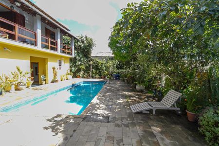 Casa à venda com 1000m², 3 quartos e 6 vagas Casa à venda com 1000m², 3 quartos e 6 vagasQuintal