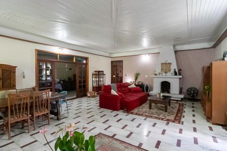 Casa à venda com 1000m², 3 quartos e 6 vagas Casa à venda com 1000m², 3 quartos e 6 vagasSala