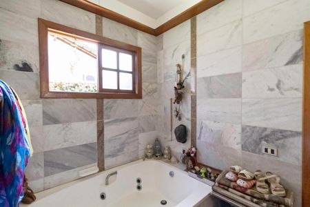 Casa à venda com 1000m², 3 quartos e 6 vagas Casa à venda com 1000m², 3 quartos e 6 vagasBanheiro da suíte