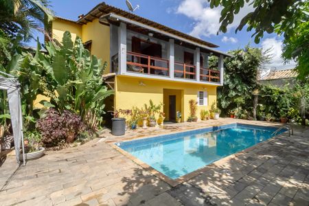 Casa à venda com 1000m², 3 quartos e 6 vagas Casa à venda com 1000m², 3 quartos e 6 vagasQuintal