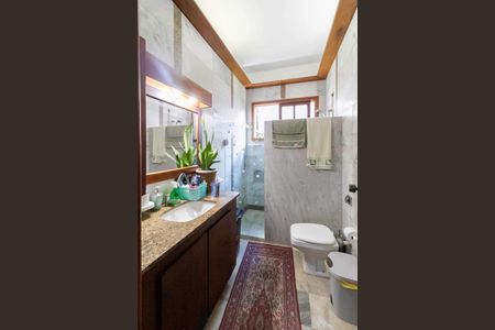 Casa à venda com 1000m², 3 quartos e 6 vagas Casa à venda com 1000m², 3 quartos e 6 vagasBanheiro social