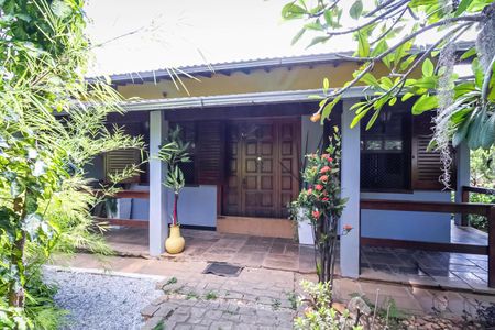 Casa à venda com 1000m², 3 quartos e 6 vagas Casa à venda com 1000m², 3 quartos e 6 vagasFachada