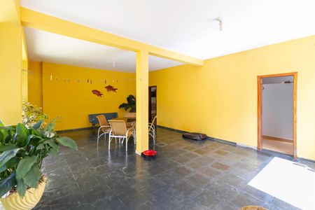 Casa à venda com 1000m², 3 quartos e 6 vagas Casa à venda com 1000m², 3 quartos e 6 vagasVaranda