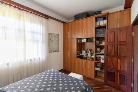 Casa à venda com 1000m², 3 quartos e 6 vagas Casa à venda com 1000m², 3 quartos e 6 vagasQuarto 1