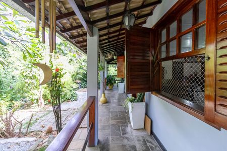 Casa à venda com 1000m², 3 quartos e 6 vagas Casa à venda com 1000m², 3 quartos e 6 vagasVaranda