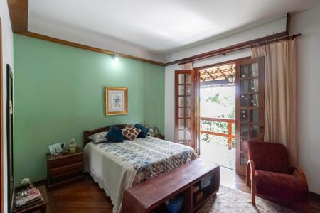 Casa à venda com 1000m², 3 quartos e 6 vagas Casa à venda com 1000m², 3 quartos e 6 vagasSuíte