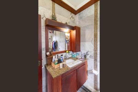 Casa à venda com 1000m², 3 quartos e 6 vagas Casa à venda com 1000m², 3 quartos e 6 vagasBanheiro da suíte