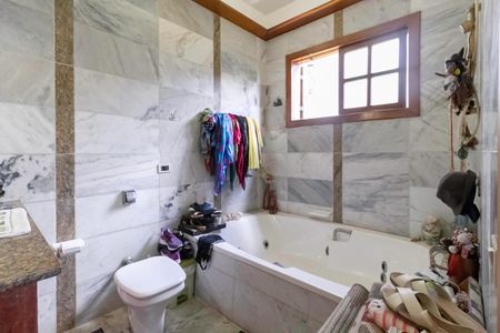 Casa à venda com 1000m², 3 quartos e 6 vagas Casa à venda com 1000m², 3 quartos e 6 vagasBanheiro da suíte