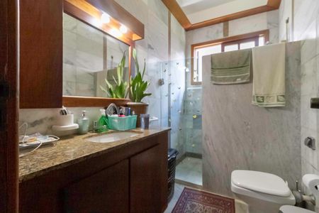 Casa à venda com 1000m², 3 quartos e 6 vagas Casa à venda com 1000m², 3 quartos e 6 vagasBanheiro social