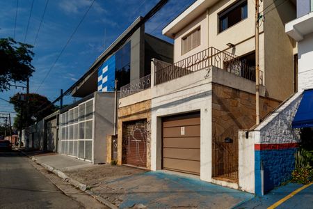 Casa à venda com 200m², 3 quartos e 2 vagas Casa à venda com 200m², 3 quartos e 2 vagasFachada