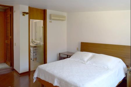 Casa à venda com 535m², 4 quartos e 4 vagasSuíte 2